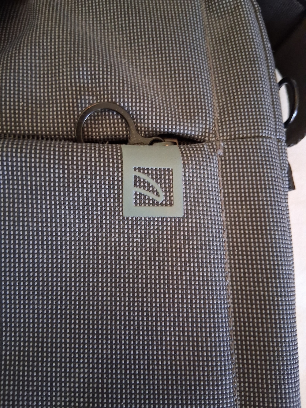 Tucano Milano Italy Dark Grey Laptop Bag W/Adjustable Shoulder Strap - Picture 4 of 7